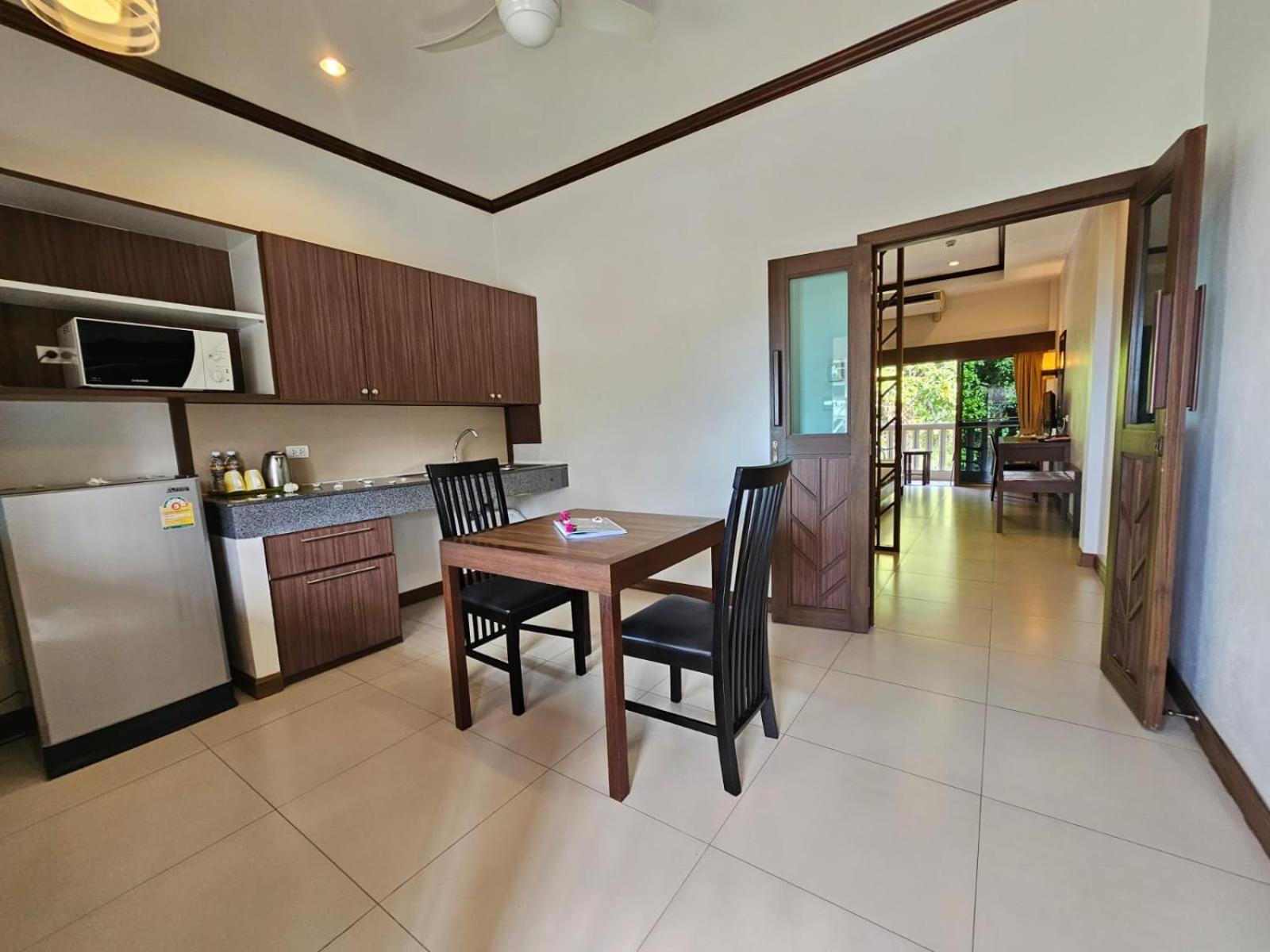 Ratana Hill Patong Aparthotel Bagian luar foto