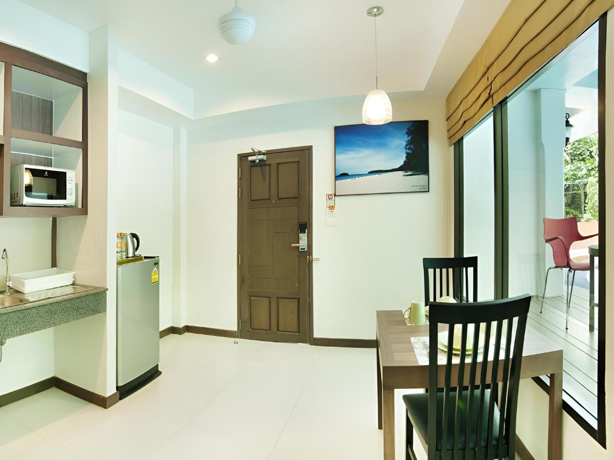 Ratana Hill Patong Aparthotel Bagian luar foto