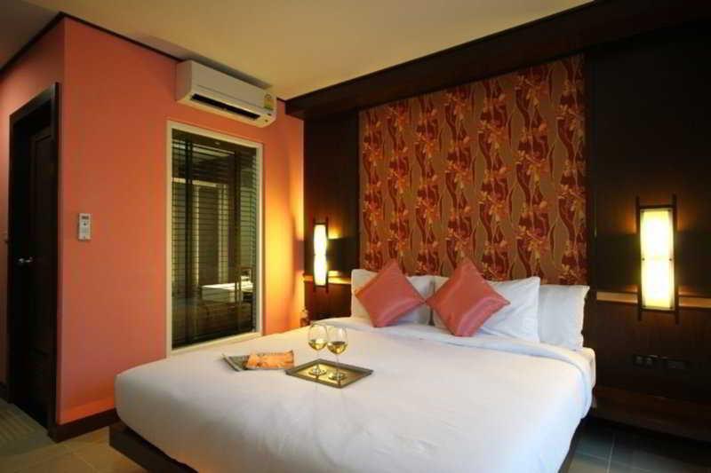 Ratana Hill Patong Aparthotel Bagian luar foto