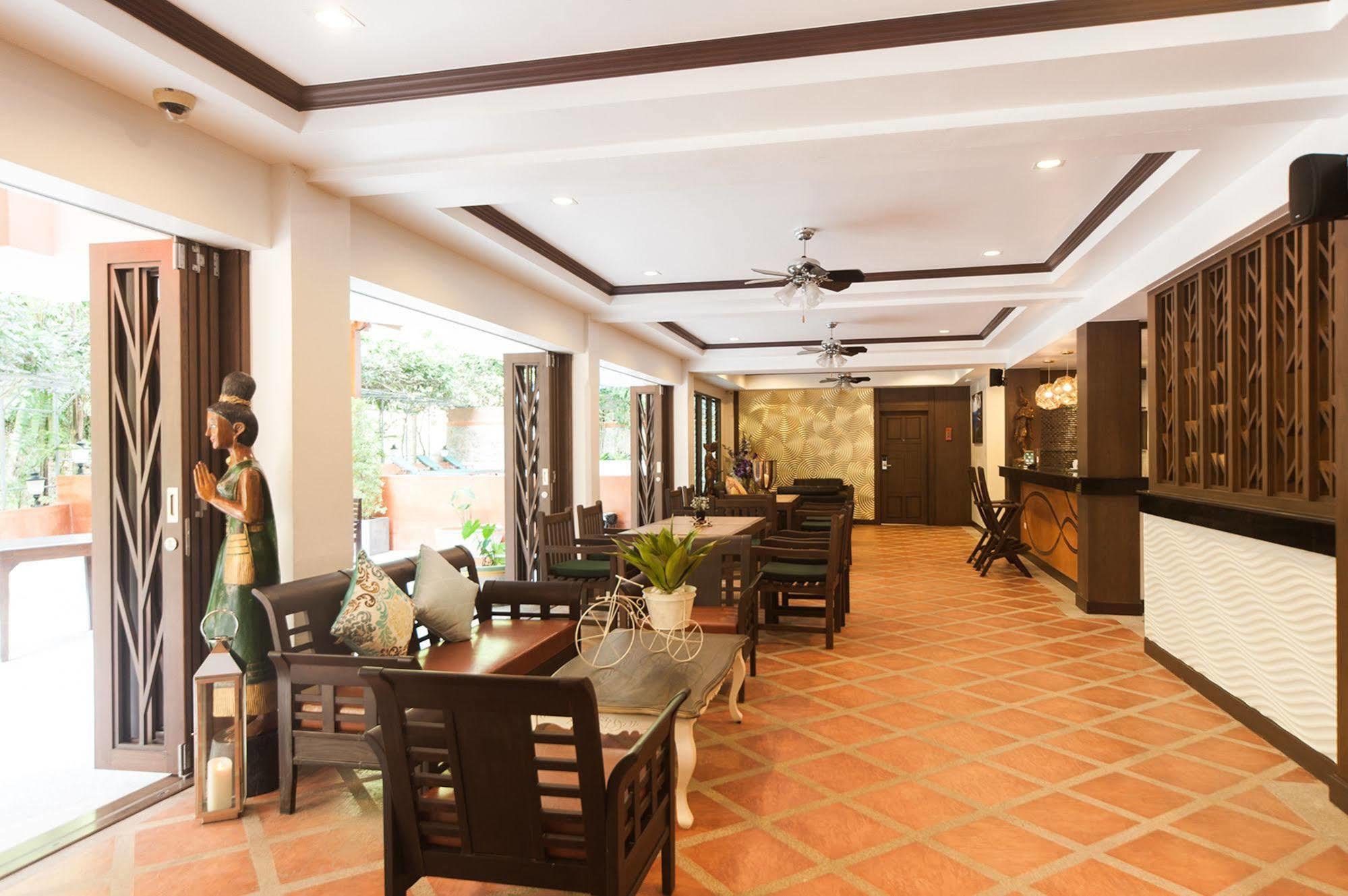 Ratana Hill Patong Aparthotel Bagian luar foto