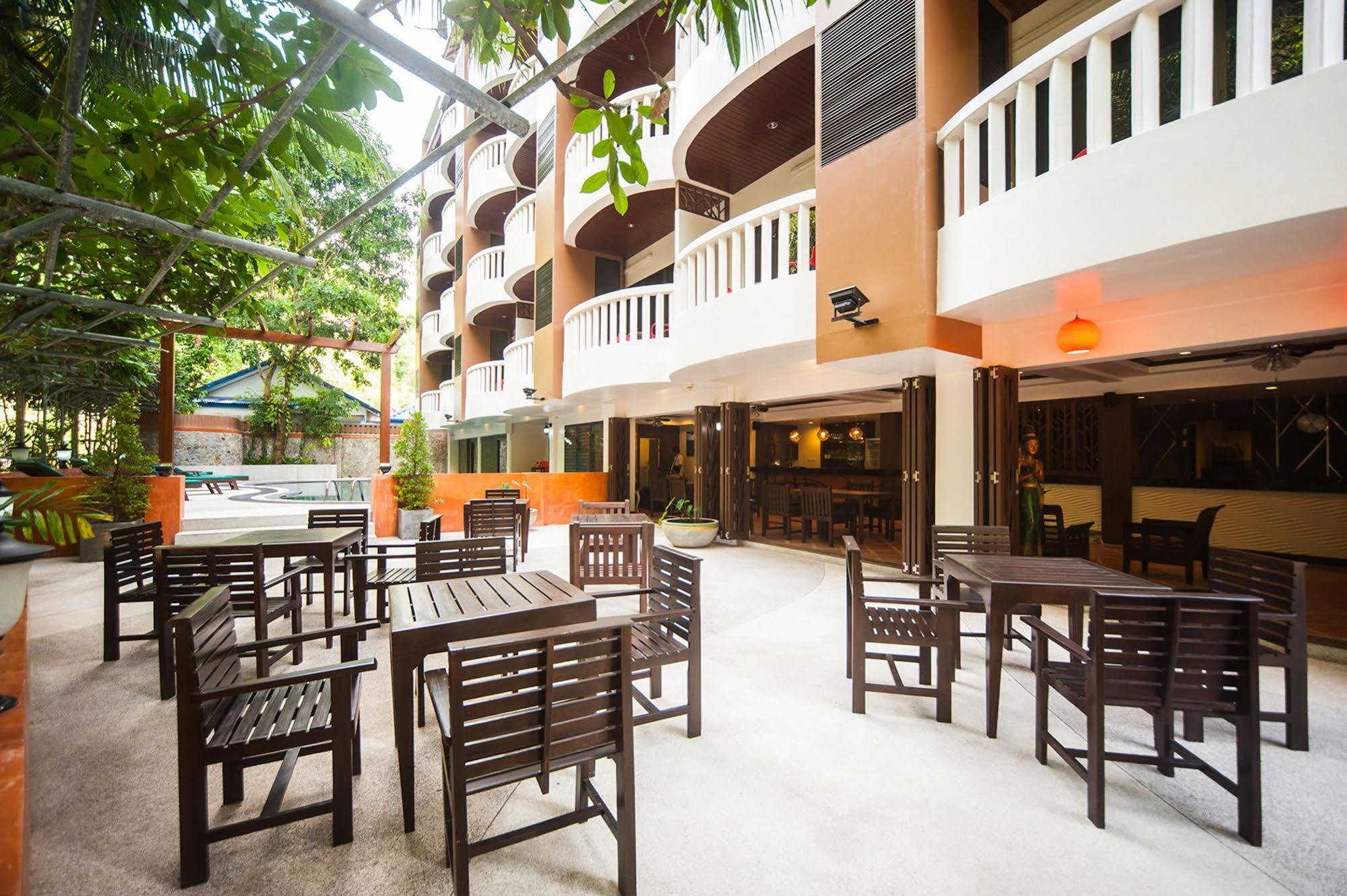 Ratana Hill Patong Aparthotel Bagian luar foto