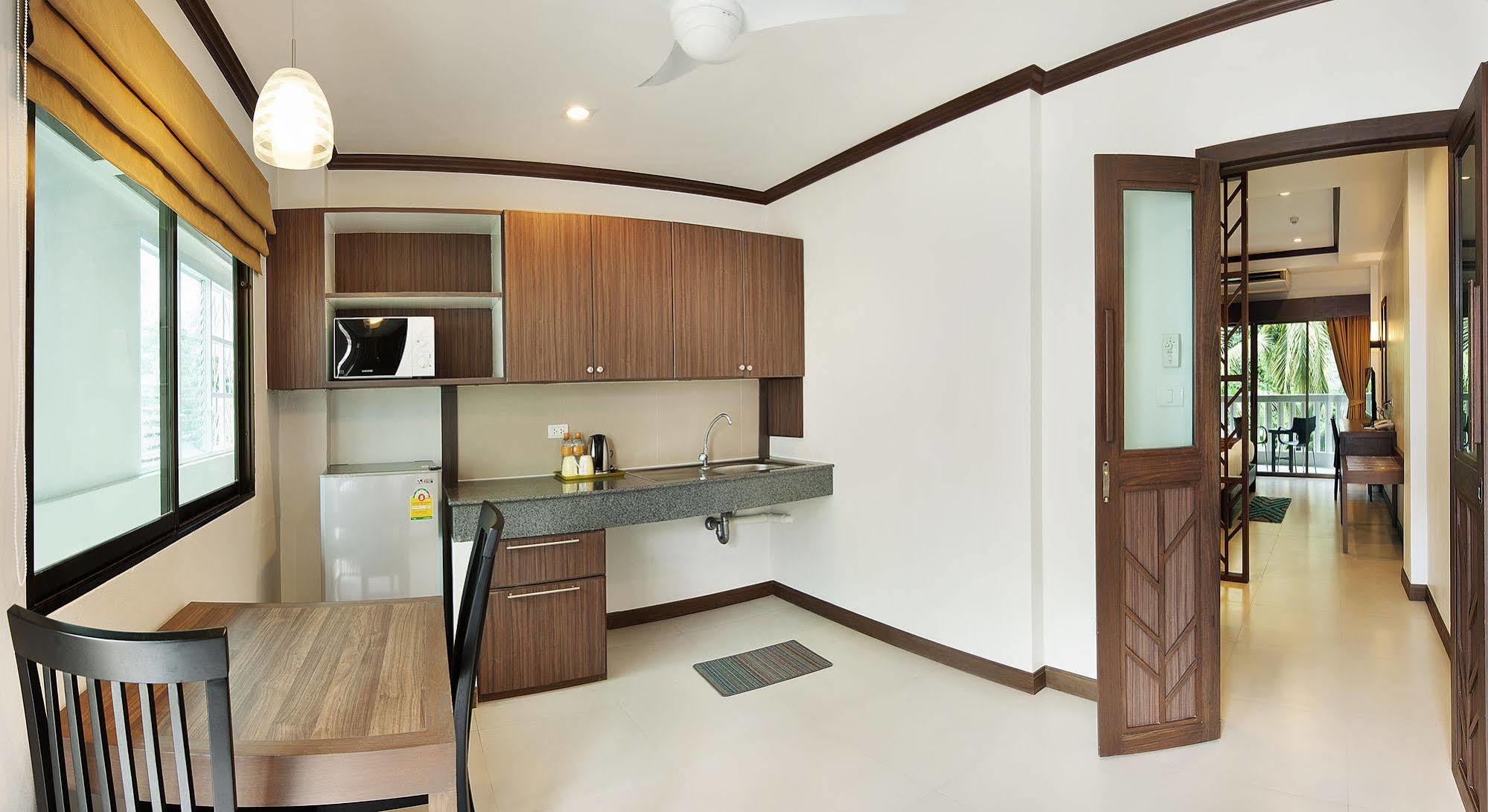 Ratana Hill Patong Aparthotel Bagian luar foto